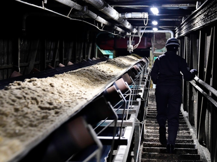 The operations team controls the transporting of the bagasse to the storage shed, where it is shaped into a pyramidal pile © Jérôme Boyer