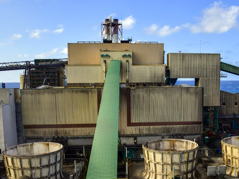 The raw material is transported to the building housing two of the Bois-Rouge plant’s boilers © Jérôme Boyer