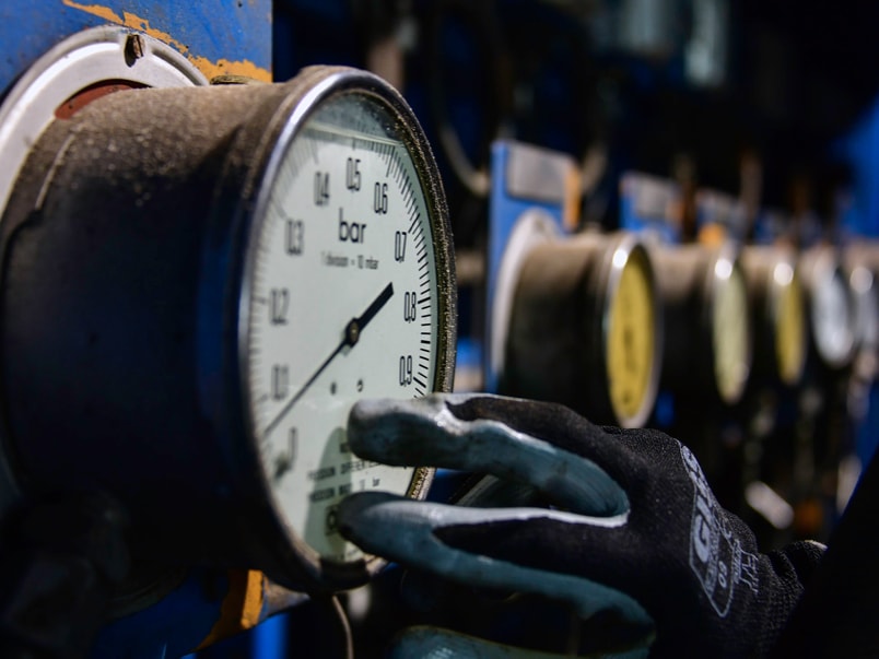 The pressure of the systems is carefully controlled in the field. © Jérôme Boyer