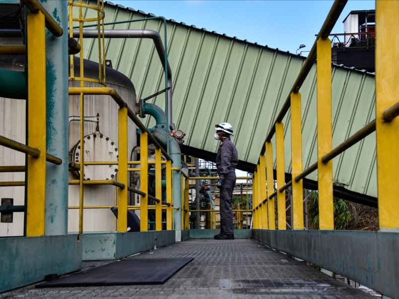 A routine check at the Bois-Rouge plant © Jérôme Boyer