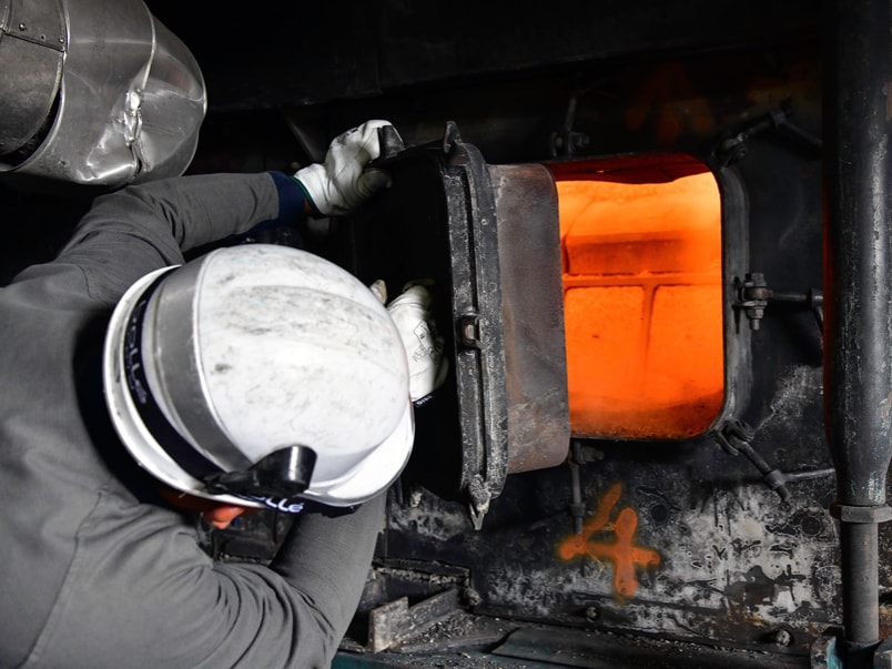 The thermal installation operator monitors bagasse combustion at 1,200°C © Jérôme Boyer