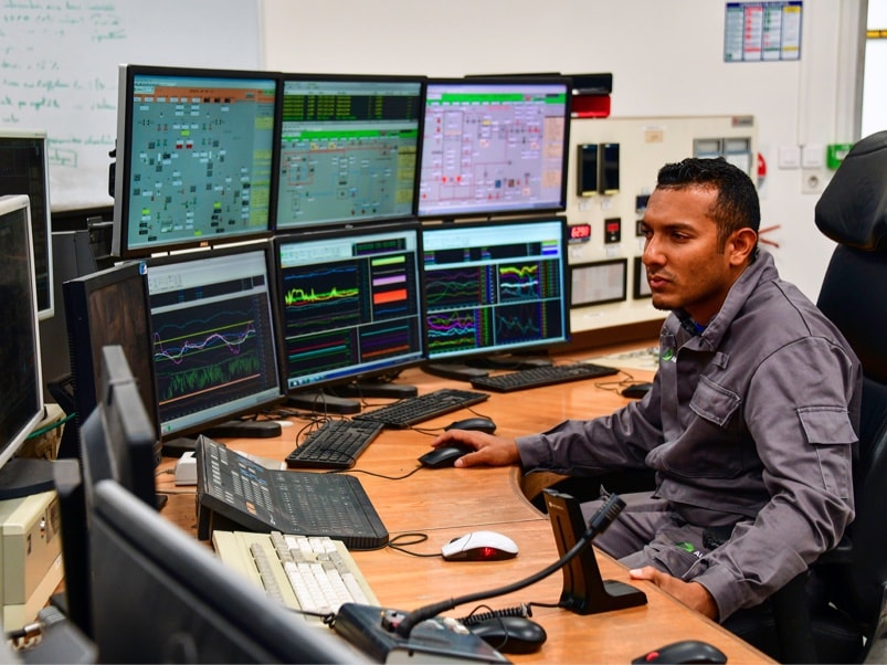 The unit manager monitors plant production from the control room © Jérôme Boyer