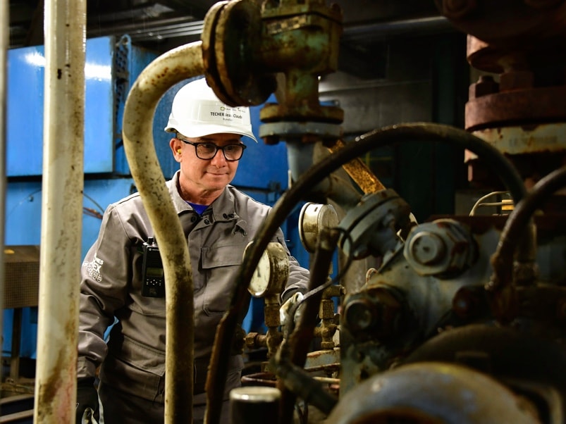 A member of the operating team monitors the steam production units © Jérôme Boyer