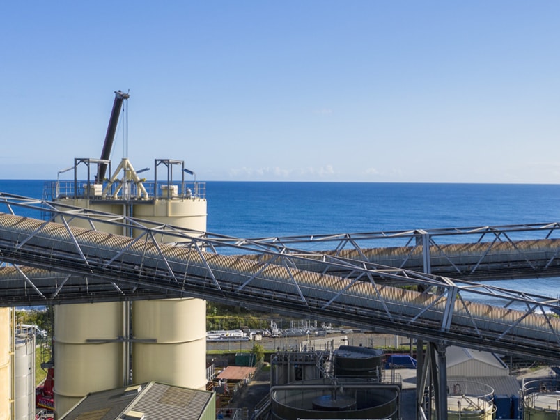 Once started, the conveyor belts continuously feeds bagasse to the plant © Jérôme Boyer